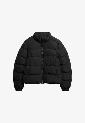 Schwarze Puffjacke mit hohem Kragen, Reißverschluss vorne und elastischen Bündchen. Verfügt über zwei mit Reißverschluss versehene Taschen und ein gestepptes Design mit kurzem Schnitt.