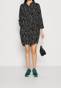 Monki Košilové šaty - black