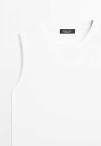 Hvid ærmeløs top med rund halsudskæring og et sort mærke, der viser "Massimo Dutti Made in Morocco" på den indvendige bageste krave.