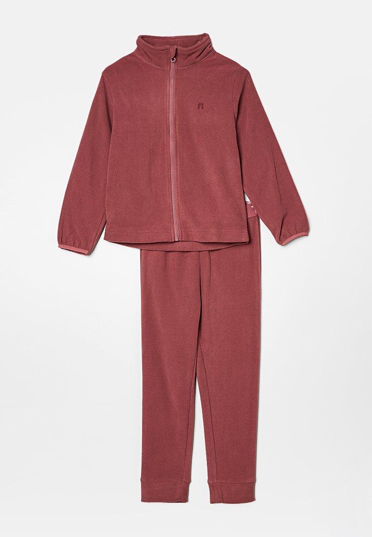 Ensemble en polaire de couleur rose foncé avec une veste à zip à col montant et un pantalon à taille élastique ; texture douce, sans motifs ni accents visibles.