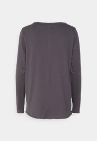 Langärmliges Shirt aus dunkelgrauem Stoff, mit einem runden Halsausschnitt, dezenten Nähdetails in der Mitte und einer lockeren Passform.