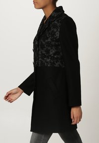 NAF NAF Klassisk kappa / rock - black