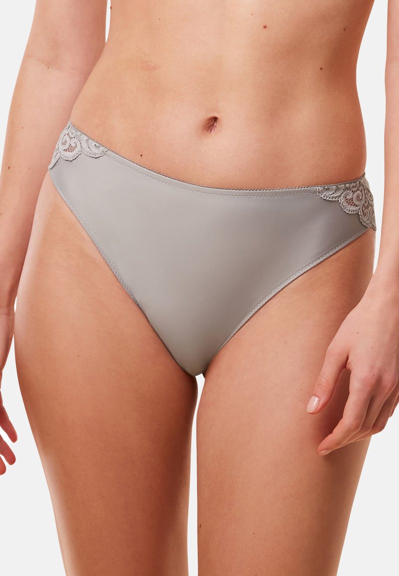 Szare bikini dolne z koronkowymi detalami na talii. Gładki, elastyczny materiał o matowym wykończeniu i średnim stanem.