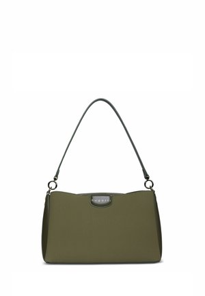 Bolso rectangular de color verde oliva con una sola correa curva y anillos plateados, con una etiqueta de la marca "Bugatti" en la parte frontal.