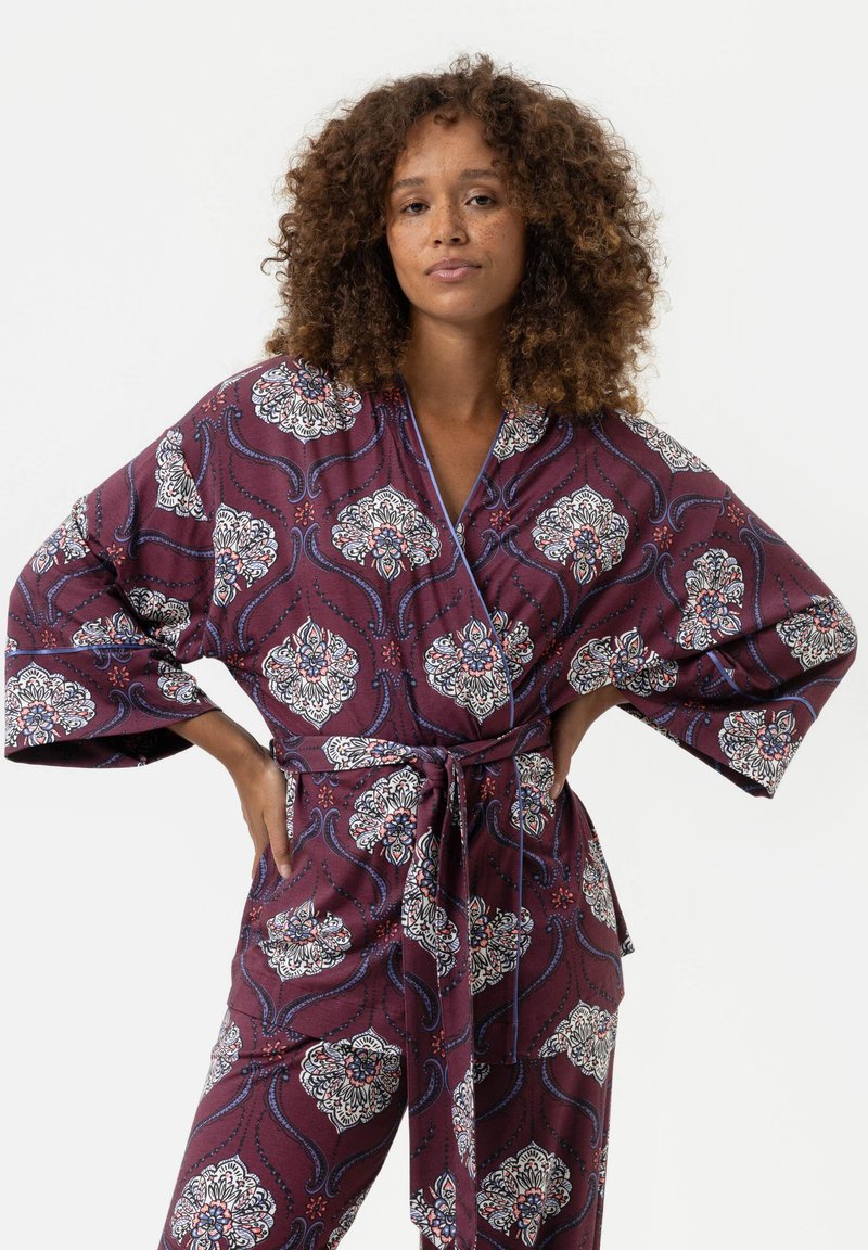 Bordeaux-gepatroneerde kimono met wijde mouwen en een strikriem. Bevat bloemmotieven in blauw en wit, met accenten van rood. Gladde stoftextuur.