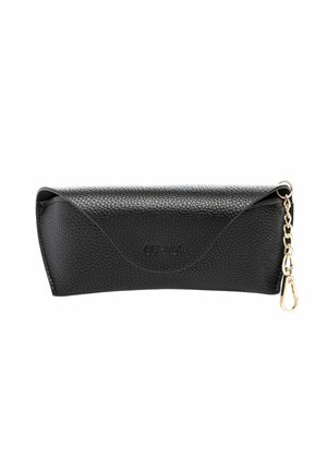 Czarny, teksturowany skórzany futerał na okulary z klapą kopertową i złotym łańcuszkiem przymocowanym do jednego narożnika.