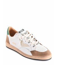 Sneaker bianchi in pelle con accenti beige e verdi, sezioni in suede testurizzato, punta perforata e lacci neri stampati. Dettaglio del logo dorato sul lato.