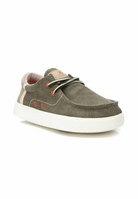Zapatos de tela gris con suela blanca, con ojales naranjas y cordones a rayas en blanco y negro. Diseño minimalista con puntera redonda.