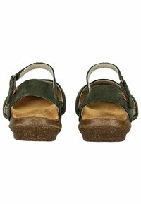 Ciemnozielone sandały z korkową podeszwą, regulowanym paskiem i miękką wkładką. Tył ma lekki podniesienie i gładką teksturę zamszu.