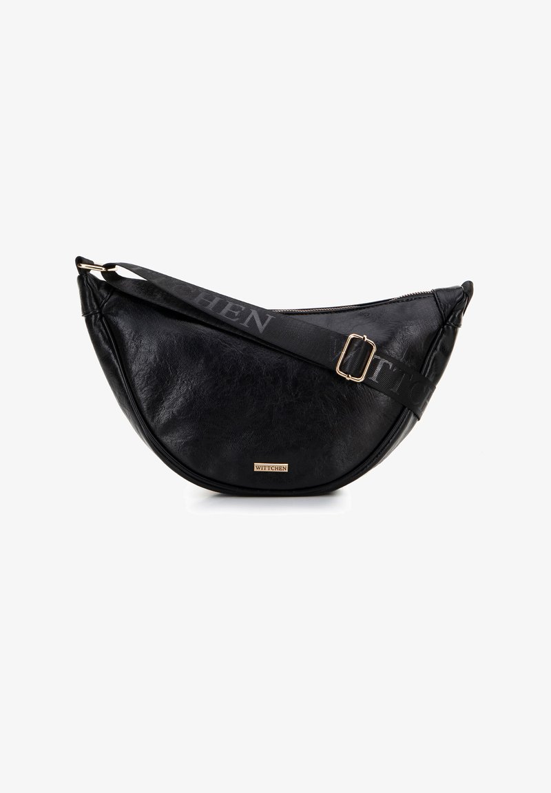 Černá kabelka hobo z umělé kůže s oblým tvarem, zlatým kováním, zipovým uzávěrem a kontrastním popruhem s názvem značky.