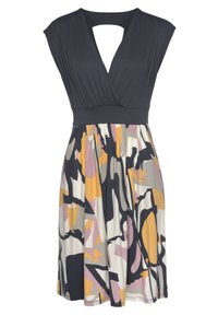 Tumesinine ülakeeghäe V-kaelusega ja lühikeste varrukatega kleit; voogav seelik näitab abstraktset mustrit kollases, roosas ja mustas.