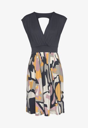 Kleid mit navy Oberteil, V-Ausschnitt und kurzen Ärmeln; fließender Rock zeigt ein abstraktes Muster in Gelb, Pink und Schwarz.