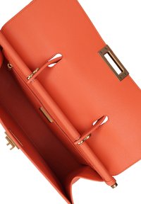 Borsa a mano in pelle arancione con finitura testurizzata. Presenta dettagli in oro, due scomparti e un design interno pulito.