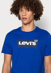 Levi's® GRAPHIC CREWNECK TEE - T-shirt estampada - surf blue