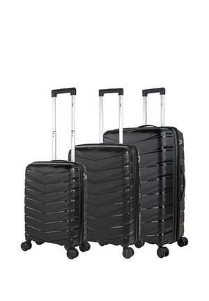 Tres maletas negras de carcasa dura de diferentes tamaños con un patrón de chevron, asas telescópicas plateadas y cuatro ruedas giratorias para facilitar la movilidad.