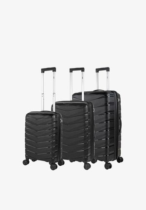 Tres maletas negras de carcasa dura de diferentes tamaños con un patrón de chevron, asas telescópicas plateadas y cuatro ruedas giratorias para facilitar la movilidad.