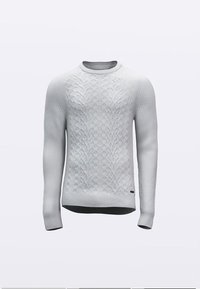 Suéter blanco de punto trenzado con escote redondo, mangas largas, dobladillo acanalado y un patrón texturizado en todo el diseño. Incluye un pequeño detalle de logotipo.