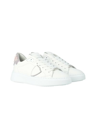 Sneakers bianchi a bassa cima con chiusura a lacci, dettagli grigio chiaro sui lati e perline decorative rosa sulla linguetta del tallone.