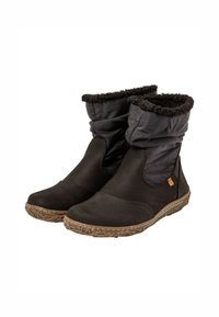 Botines negros con un upper suave y plegable y suela de goma texturizada. El material combina una tela lisa y una de felpa para aportar calidez y comodidad.