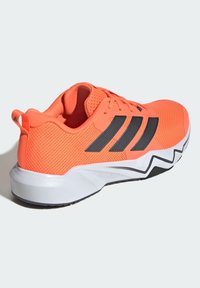 Sportovní bota s prodyšným oranžovým síťovaným svrškem, černými akcenty a bílou, texturovanou podrážkou se vzorem cikcak.