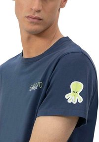 Camiseta de algodón de color azul marino con un diseño de pulpo verde claro en la manga izquierda y un logo bordado en el frente. Mangas cortas.