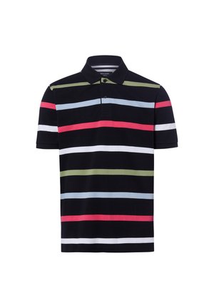 Czarna koszulka polo z krótkim rękawem z poziomymi paskami w kolorach czerwonym, jasnoniebieskim, białym i oliwkowozielonym, z kołnierzykiem zapinanym na dwa guziki.