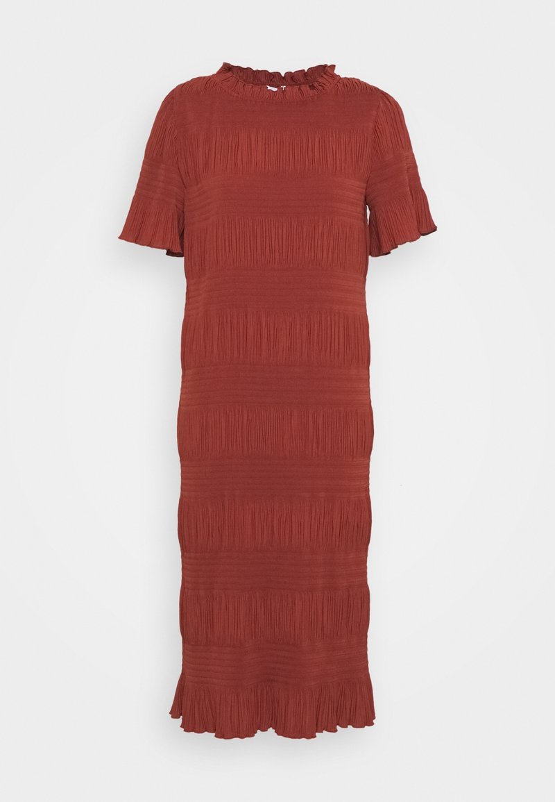 Robe midi couleur rouille avec manches courtes à volants, rayures horizontales texturées, et encolure et ourlet à volants.