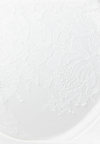 Sutien alb din dantela cu motive florale, suprafață texturată, material neted și o formă structurată cu margini fără cusături.