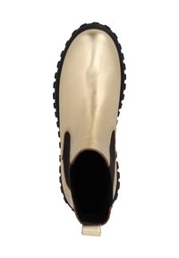 Stivale alla caviglia in oro metallico con suola in gomma nera, pannelli laterali elasticizzati e punta rotonda. Texture liscia con un design slip-on.