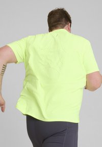 Puma RUN CLOUDSPUN TEE - T-Shirt sport - fizzy apple