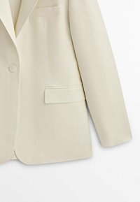 Beiger Leinenblazer mit Reverskragen, einreihiger Knopfleiste und zwei Taschen. Verfügt über eine glatte Textur und eine strukturierte Passform.