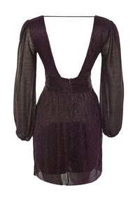 Fioletowa sukienka z głębokim dekoltem na plecach, przezroczystymi długimi bufiastymi rękawami, detalem marszczenia w talii, wykonana z lekkiego, teksturowanego materiału z połyskiem.