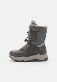 Szare wodoodporne buty z zamszowo-tekstylnym wierzchem, z futrzanym kołnierzem, metalowymi oczkami i teksturowaną gumową podeszwą.