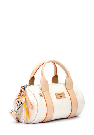 Sac à main blanc avec poignées et accents en cuir pêche, forme ronde, fermeture éclair et détail de frange décoratif. Étiquette de marque visible.