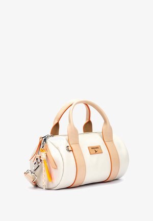 Bolso blanco con asas y detalles de cuero melocotón, forma redonda, cierre de cremallera y detalle decorativo de borlas. Etiqueta de la marca visible.