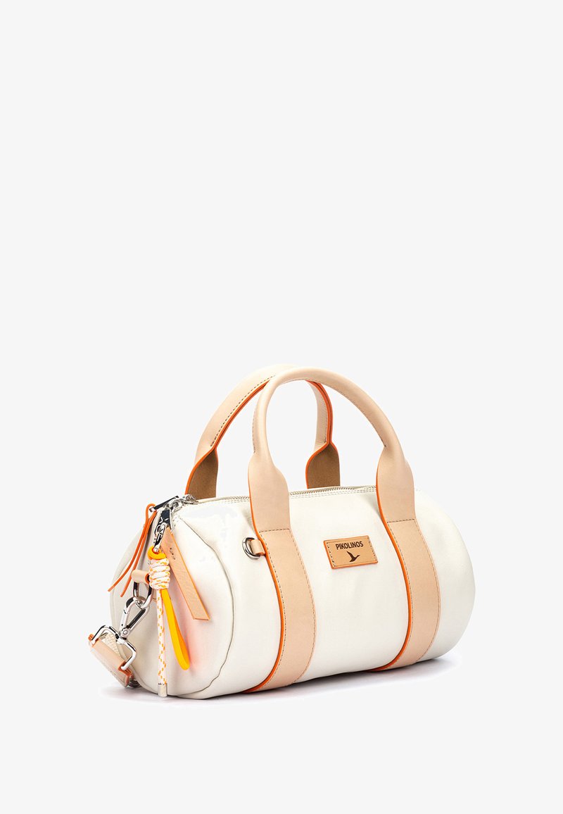 Sac à main blanc avec poignées et accents en cuir pêche, forme ronde, fermeture éclair et détail de frange décoratif. Étiquette de marque visible.