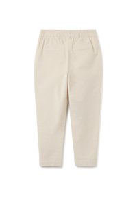 Pantalones de algodón beige con cintura elástica, dos bolsillos traseros y diseño de pierna ajustada. Textura suave y sin patrones ni acentos.