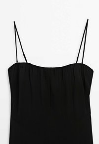 Schwarz ärmelloses Kleid mit dünnen Trägern, das einen gerafften Ausschnitt und eine fließende Silhouette aufweist, aus leichtem, strukturiertem Stoff gefertigt.