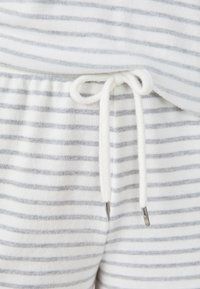 Pasiasty dres z miękkiej tkaniny, w szaro-białe paski, z elastycznym pasem ze sznurkiem i zakończeniami w kolorze srebrnym.