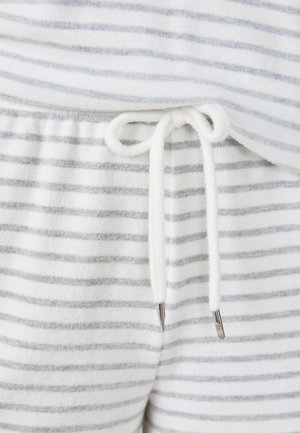 Gestreifte Freizeitkleidung mit weicher Textur, die grau-weiße Streifen, einen Kordelzugbund und silberne Spitzen an den Kordeln aufweist.