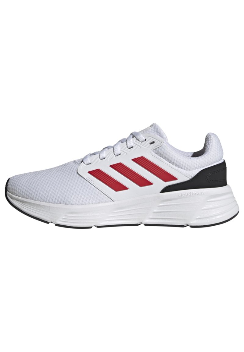 Chaussure de sport blanche avec une tige en mesh, design à trois bandes rouges, col rembourré et accent noir au niveau du talon, dotée d'une semelle texturée.