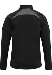Pullover nero a maniche lunghe realizzato in tessuto testurizzato, con colletto alto e dettagli riflettenti grigi sulle spalle.