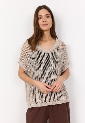 Beige gestrickter Pullover mit lockerem, offenem Maschenbild, V-Ausschnitt und umgeschlagenen kurzen Ärmeln. Strukturierte Oberfläche verleiht dem Stoff Tiefe.