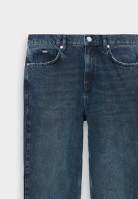 Jeans de mezclilla azul oscuro con bolsillos frontales, cinturilla con pasadores, y un cierre de botón plateado sobre un fondo claro.