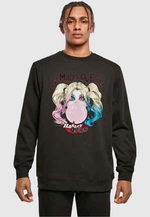 Svart hettegenser med en fargerik grafikk av en karakter med blonde pigger som blåser en boble, teksten sier "MAD LOVE" og "HARLEY QUINN."
