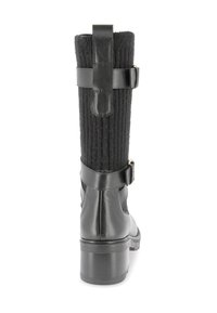 Bota de cuero negro con caña de tela acanalada. Presenta dos correas ajustables y un tacón cuadrado. Textura suave con un acabado mate.