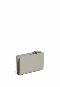 Billetera de cuero gris con cierre de cremallera, que presenta un diseño plano, sutiles acentos de costura y múltiples ranuras para tarjetas en la parte frontal.