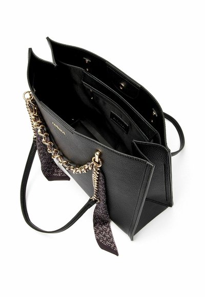 Borsa tote nera con trama, manico a catena e due nastri viola decorati. Interno con più scomparti e una fodera semplice.