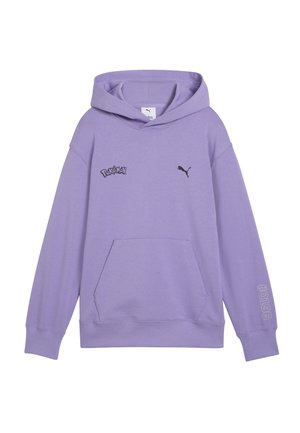 Felpa con cappuccio lavanda con tasca frontale, loghi neri di Pokémon e Puma sul petto e "#0186" stampato sulla manica destra.