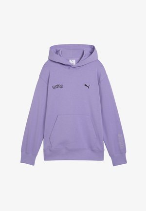 Felpa con cappuccio lavanda con tasca frontale, loghi neri di Pokémon e Puma sul petto e "#0186" stampato sulla manica destra.